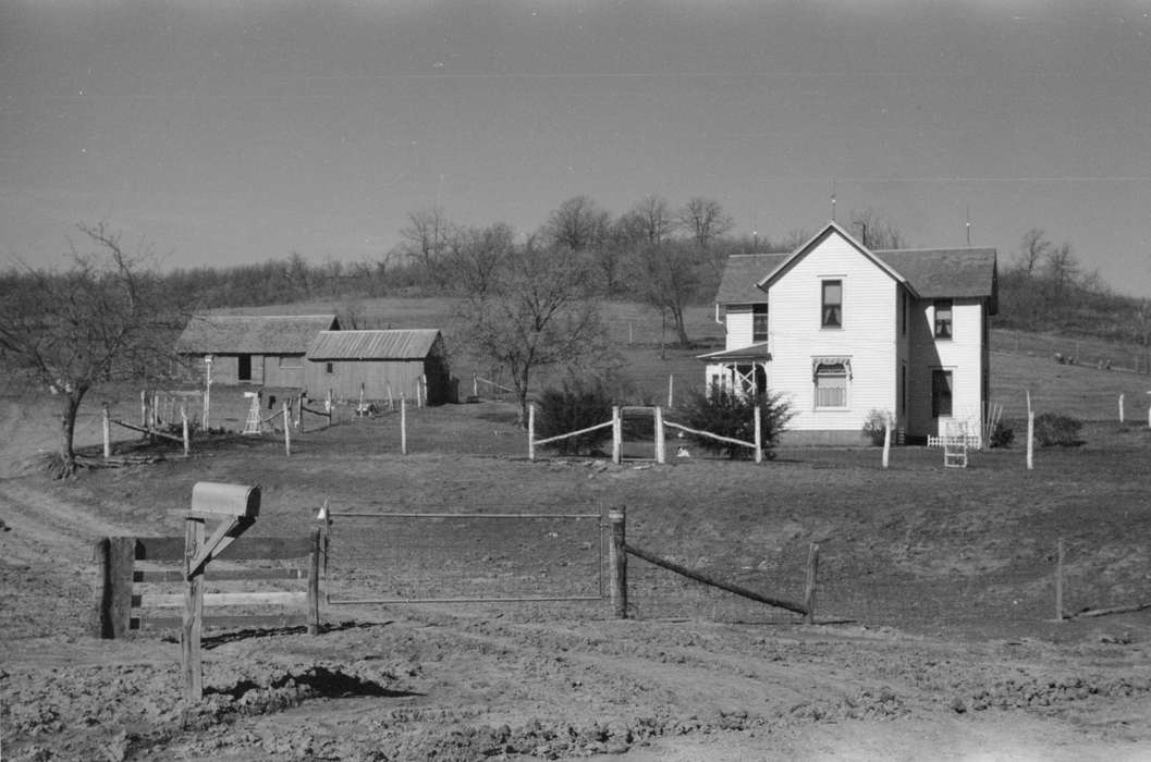 farmhouse, mailbox, Iowa History, Barns, homestead, barnyard, woven wire fence, history of Iowa, barbed wire fence, sheds, Farms, Library of Congress, Iowa