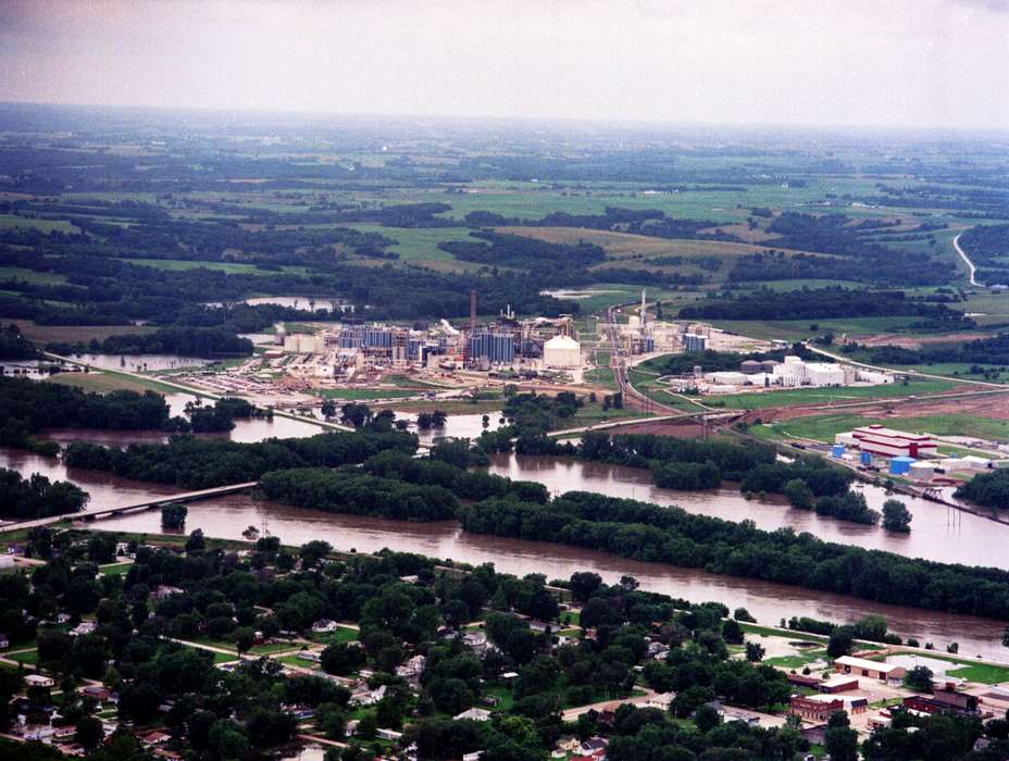 field, Eddyville, IA, Lemberger, LeAnn, Iowa History, Iowa, Aerial Shots, history of Iowa, Businesses and Factories, Lakes, Rivers, and Streams, des moines river, Floods, factory, parking lot