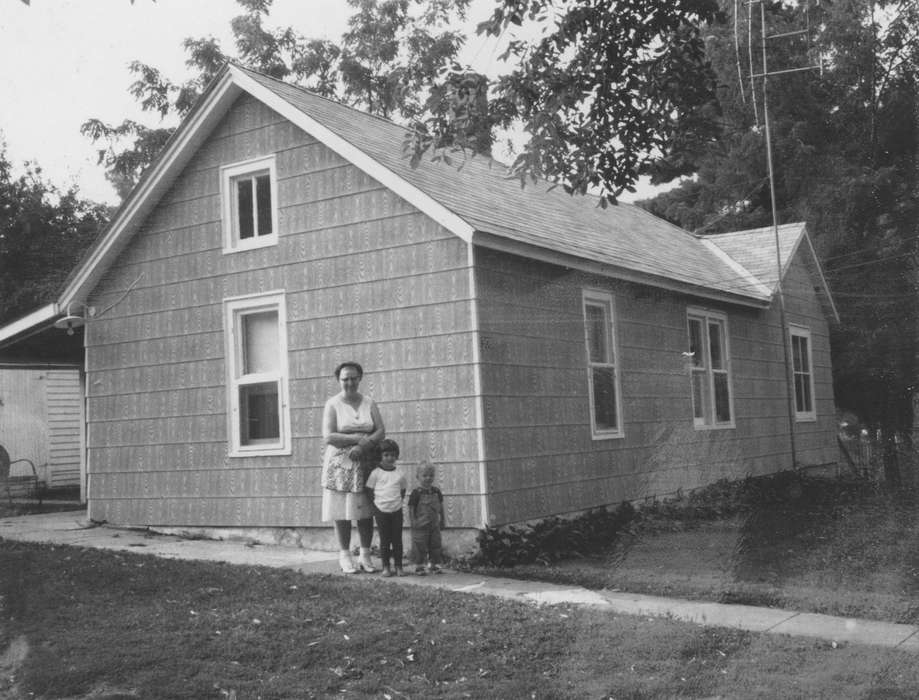 Homes, Lyman, Donna, house, Charles City, IA, Iowa History, Portraits - Group, Iowa, history of Iowa, Labor and Occupations, Children