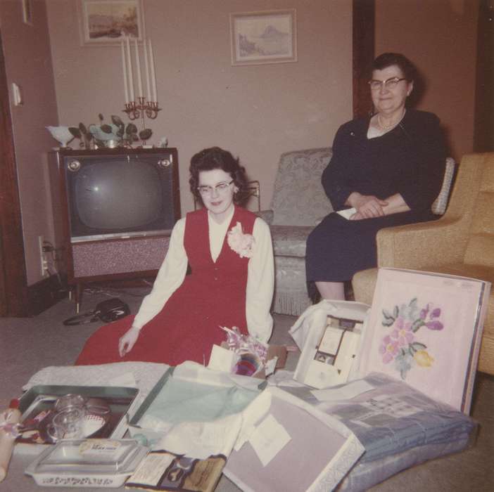 living room, Titonka, IA, Iowa History, history of Iowa, Homes, Portraits - Group, presents, Schutter, Rachel, Iowa, tv