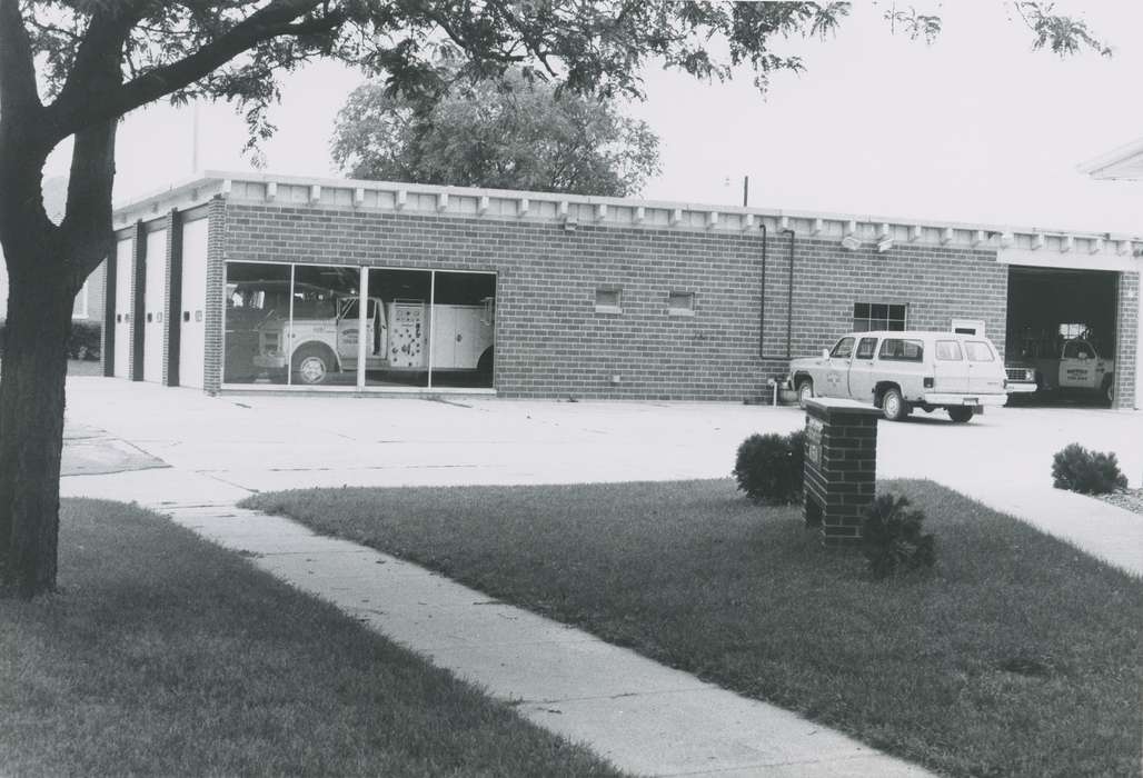 brick building, Waverly Public Library, Iowa History, car, Waverly, IA, fire engine, fire department, fire truck, Iowa, history of Iowa, Motorized Vehicles, Businesses and Factories