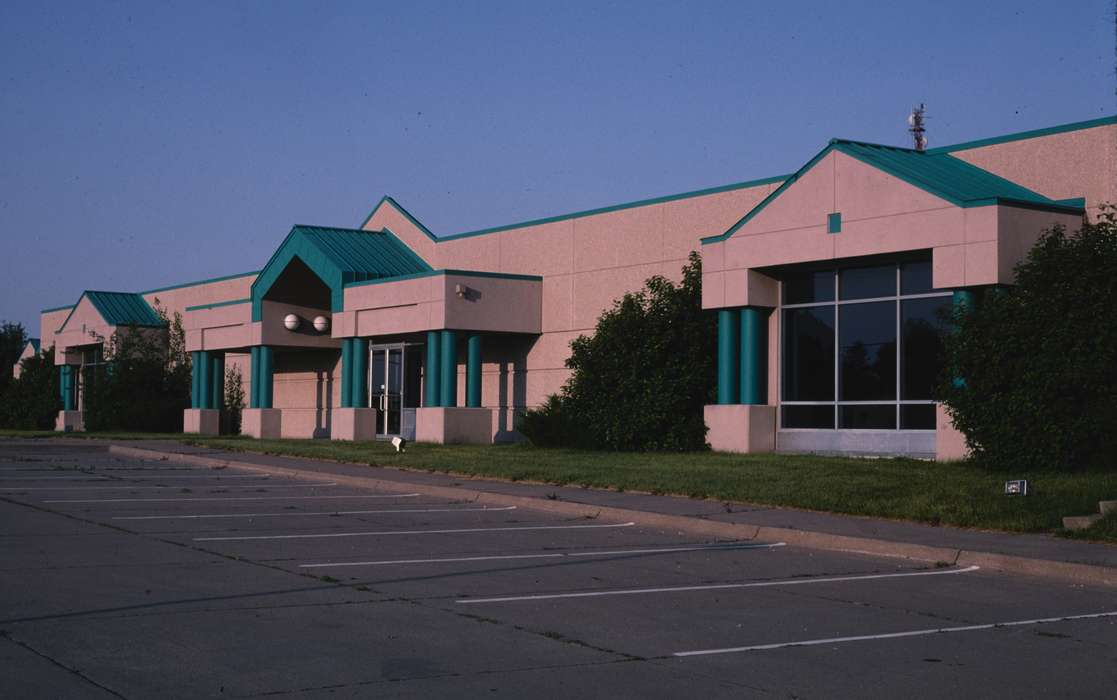 parking lot, awning, Businesses and Factories, Cities and Towns, Iowa, mall, Library of Congress, history of Iowa, Iowa History