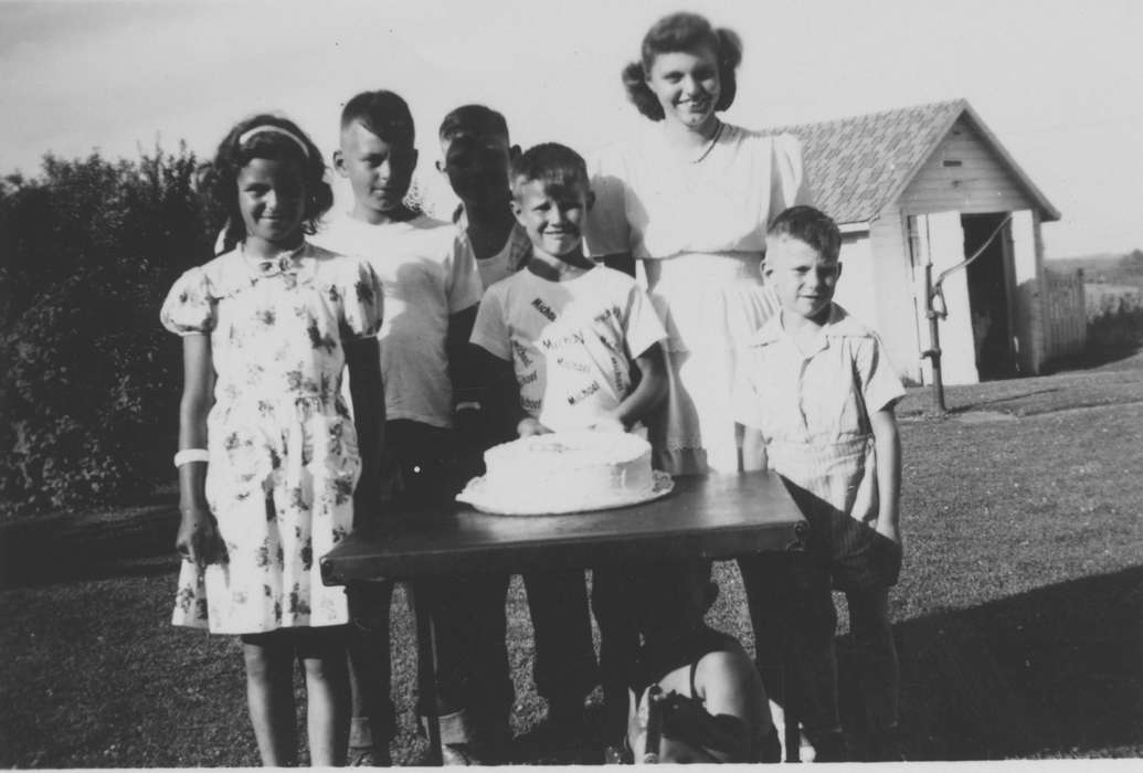 cake, Vaughn, Cindy, Holidays, Iowa History, Portraits - Group, Food and Meals, Families, Cedar Rapids, IA, Iowa, birthday, history of Iowa, Children