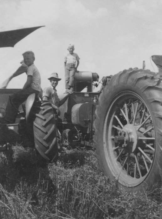 Cresco, IA, Iowa, Ollendieck, Dalene, Iowa History, Farms, Farming Equipment, tractor, history of Iowa