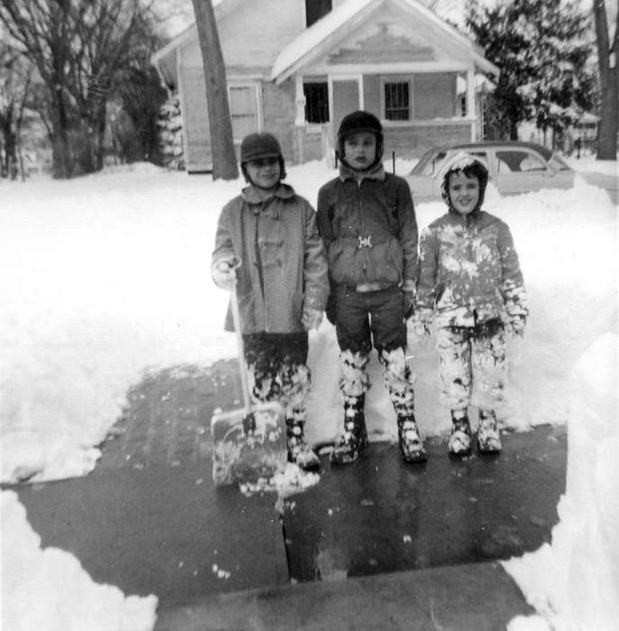 sidewalk, snow, Lake, George, Iowa History, Portraits - Group, Winter, children, Families, Independence, IA, history of Iowa, Iowa, shovel