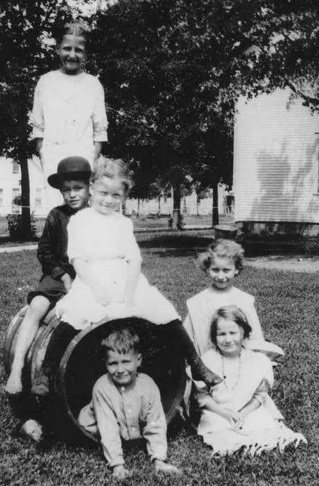 Children, barrel, Brown, Clarice, Iowa History, Portraits - Group, Iowa, history of Iowa, Titonka, IA