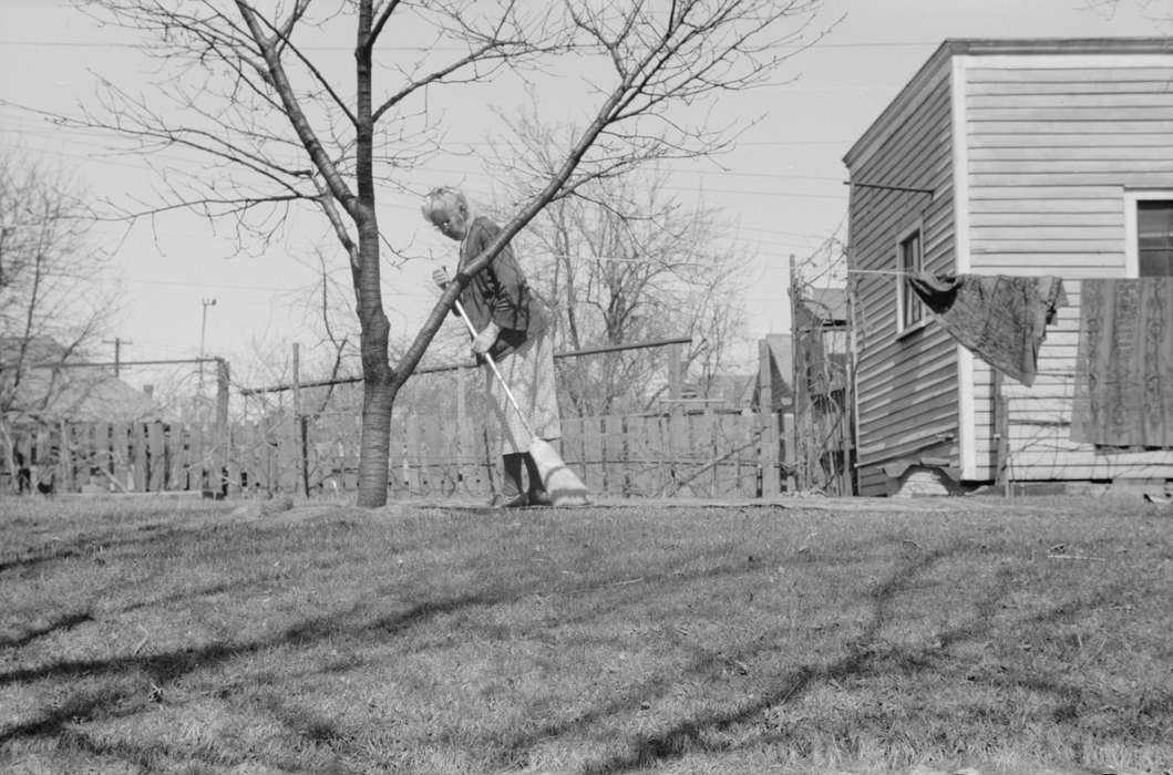 chores, Library of Congress, Iowa History, history of Iowa, tree, broom, cleaning, Iowa, Labor and Occupations, Homes, clothesline