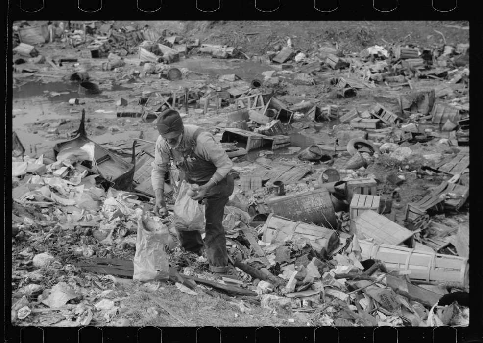 Cities and Towns, dump, trash, Iowa, historic, Photos, great depression, foraging, vachon, United States, Dubuque, ia, history, Library of Congress, IA
