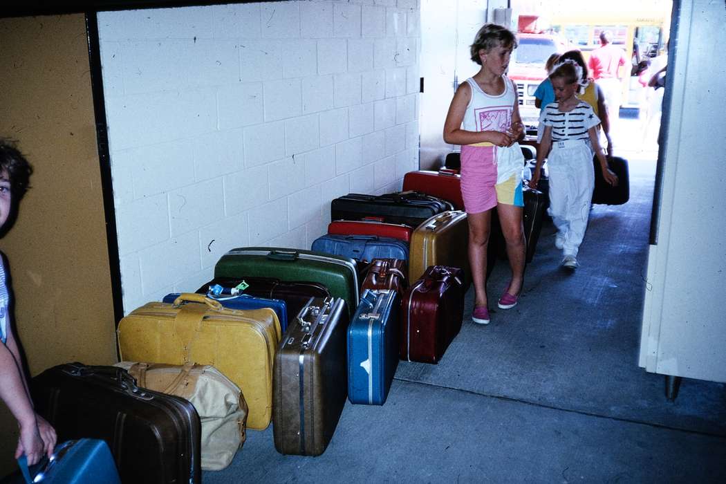 ia, shorts, Iowa, tank top, Coon Rapids Enterprise, Children, suitcase, United States, girl, Travel, second grade missouri trip, history, luggage, Photos, historic, missouri trip, MO, school trip