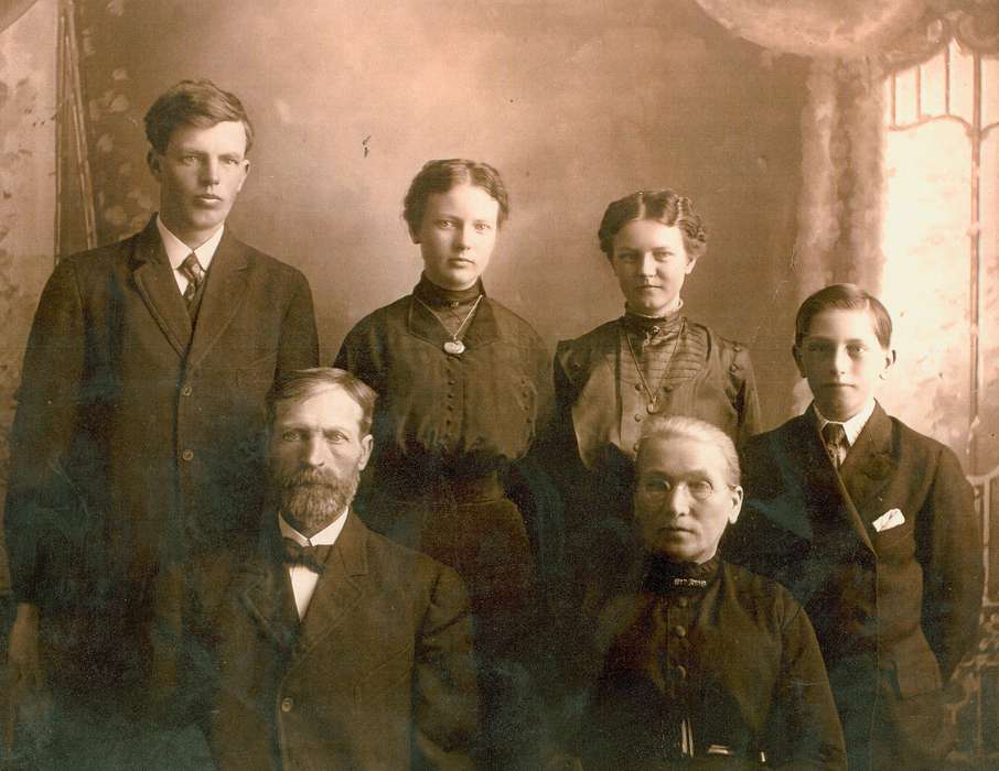 siblings, Iowa History, Lang, Mavis, Portraits - Group, Iowa, Lansing, IA, history of Iowa, Families, necklace