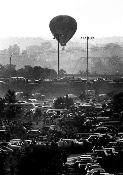 Entertainment, Fairs and Festivals, Lemberger, LeAnn, hot air balloon, bridge, car, Iowa History, air balloon, crowd, Iowa, Ottumwa, IA, history of Iowa, Motorized Vehicles