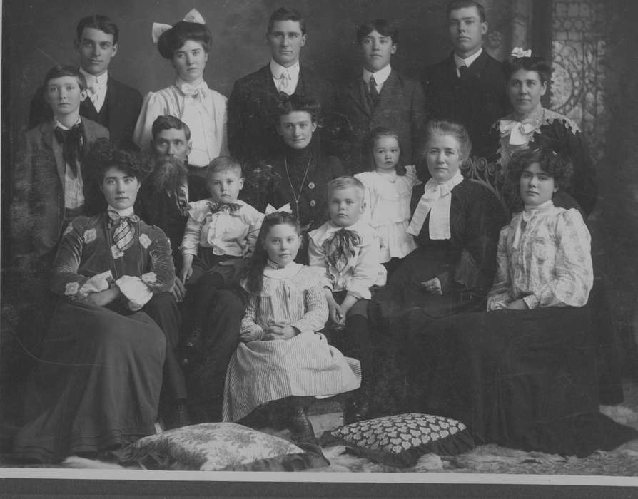 pillow, Iowa History, history of Iowa, Haney, Carolyn, Families, USA, Children, Iowa, Portraits - Group