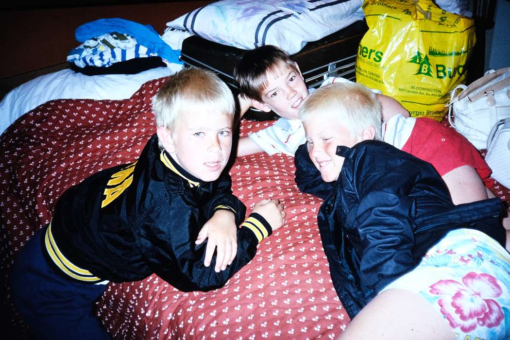 ia, purse, Iowa, Leisure, Coon Rapids Enterprise, Children, suitcase, United States, Travel, boy, second grade missouri trip, history, jacket, luggage, Photos, Portraits - Group, missouri trip, historic, MO, school trip, bed