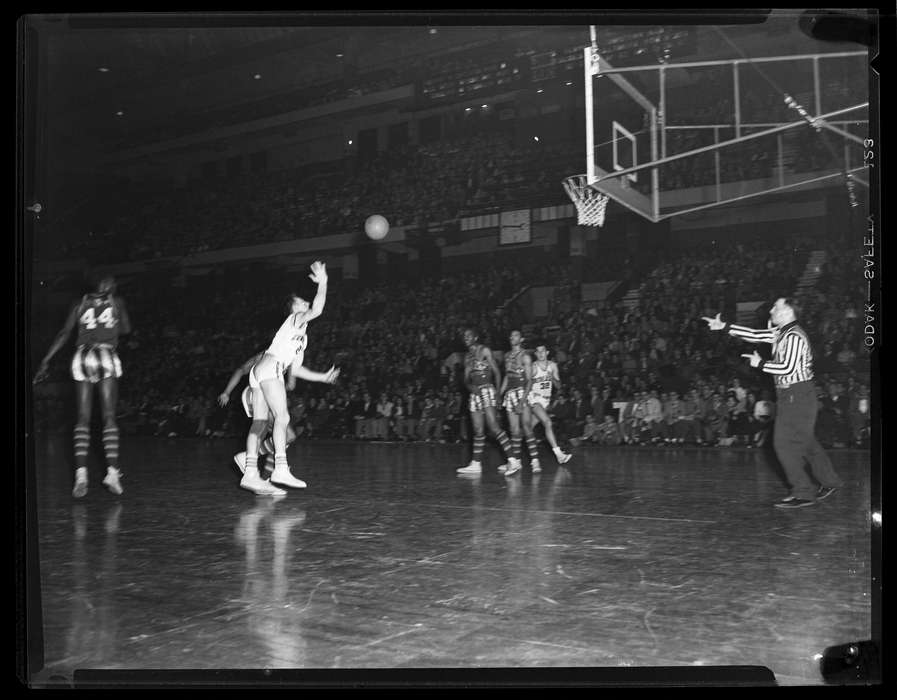 Iowa History, sport, referee, Iowa, Archives & Special Collections, University of Connecticut Libraries, audience, athlete, history of Iowa, Storrs, CT, basketball, hoop