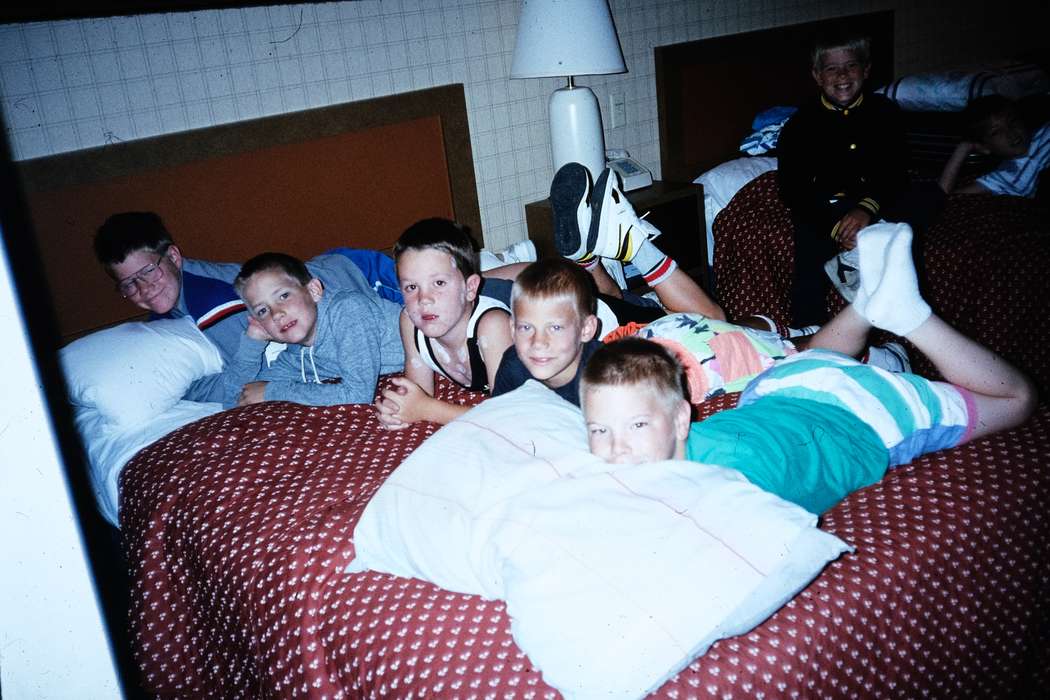 ia, Iowa, Coon Rapids Enterprise, Children, United States, lamp, Travel, boy, second grade missouri trip, pillow, history, Photos, Portraits - Group, missouri trip, historic, MO, school trip, bed