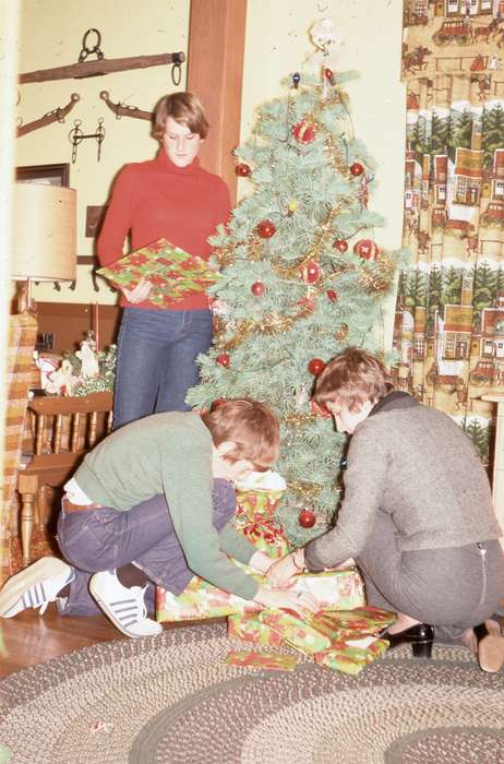 history of Iowa, Iowa, Children, Zischke, Ward, Iowa History, IA, Holidays, present, correct date needed, christmas tree