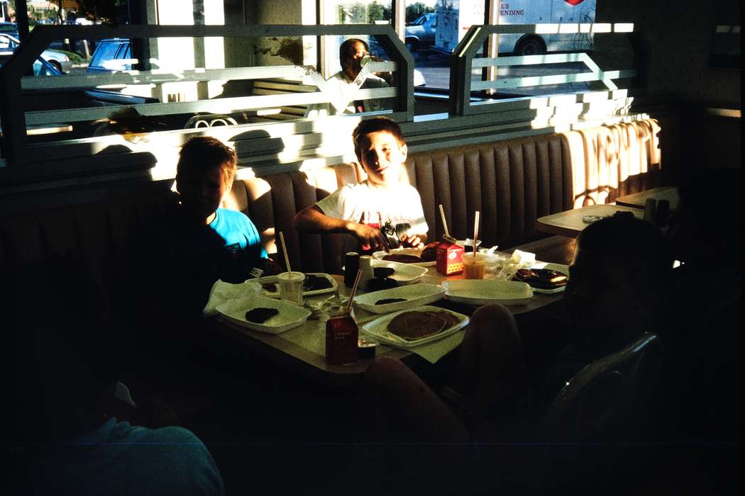 ia, Iowa, shadow, Coon Rapids Enterprise, Children, United States, sunny, Travel, boy, second grade missouri trip, history, restaurant, Photos, Portraits - Group, missouri trip, Food and Meals, historic, MO, school trip, booth