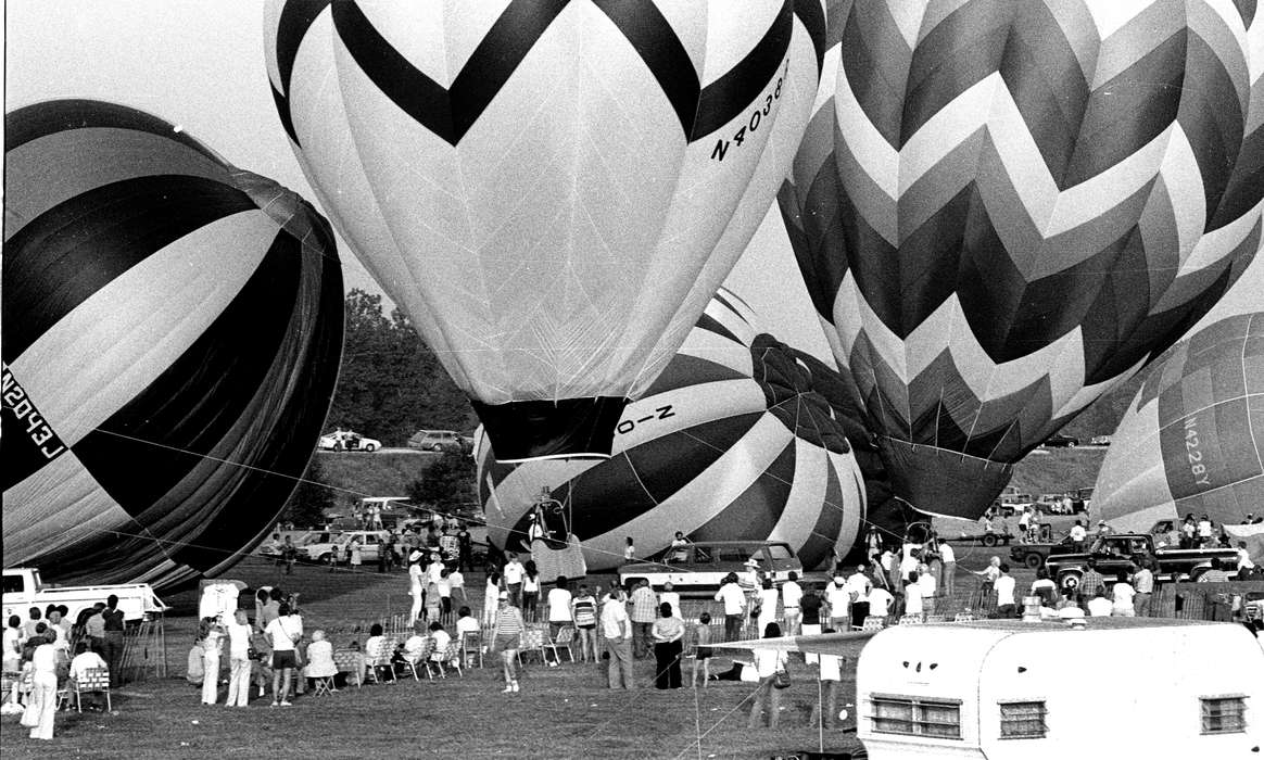 balloon, Motorized Vehicles, Fairs and Festivals, Entertainment, Iowa History, Lemberger, LeAnn, trailer, air balloon, Iowa, Ottumwa, IA, crowd, history of Iowa