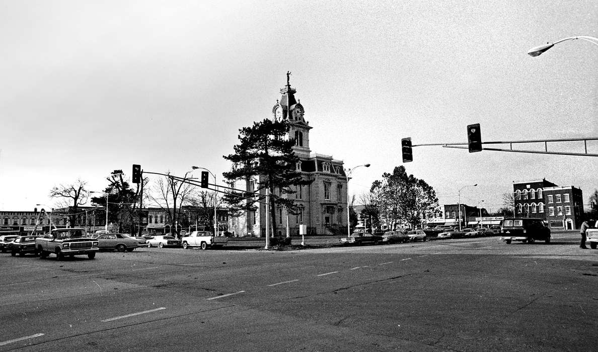 history of Iowa, Iowa History, main street, Motorized Vehicles, Businesses and Factories, car, Bloomfield, IA, Lemberger, LeAnn, Iowa, Main Streets & Town Squares, street light, Cities and Towns, courthouse