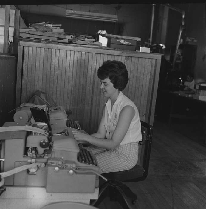 office, Businesses and Factories, Portraits - Individual, typewriter, Iowa, IA, United States, newspaper office, Photos, historic, Labor and Occupations, Coon Rapids, history, ia, Coon Rapids Enterprise