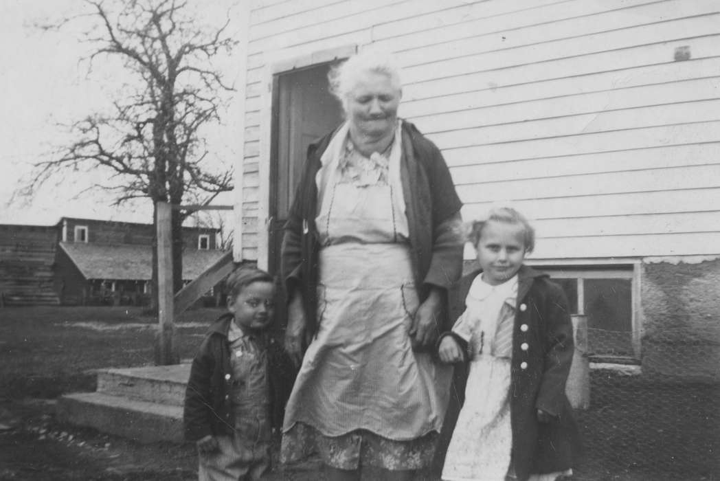 grandma, Iowa, Children, Iowa History, Portraits - Group, IA, Myli, Diane, Families, history of Iowa