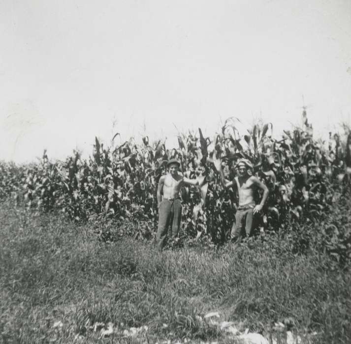 Ossian, IA, Iowa, Iowa History, Farms, history of Iowa, Portraits - Group, cornfield, Families, Kleppe, Leslie, corn