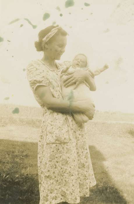 mother, Portraits - Individual, Iowa History, Families, Iowa, baby, Fredericks, Robert, history of Iowa, IA, Children