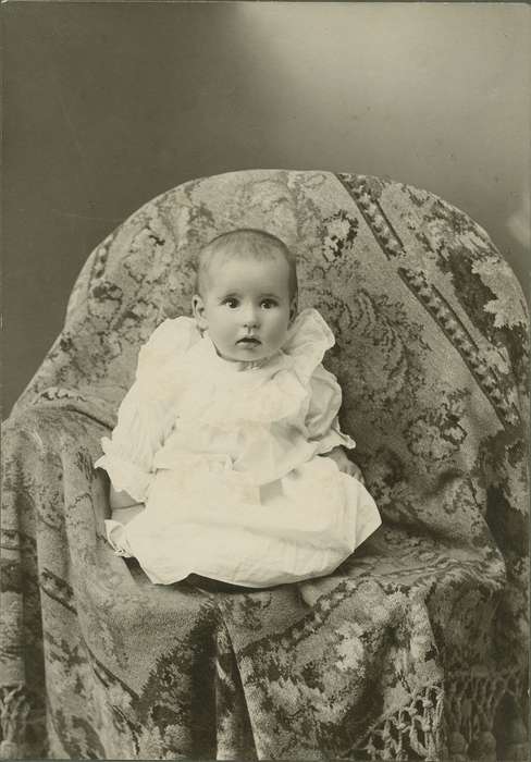 Olsson, Ann and Jons, ruffles, Portraits - Individual, cabinet photo, Children, Iowa, Iowa History, Reinbeck, IA, shawl, history of Iowa, baby