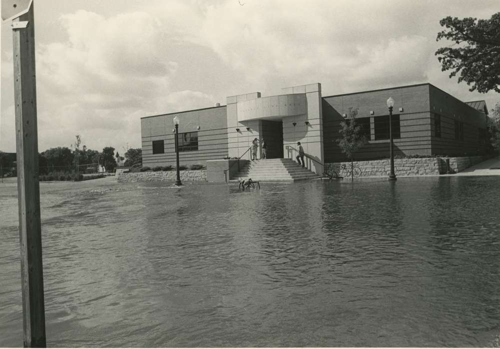 Waverly Public Library, sandbag, history of Iowa, Cities and Towns, Iowa, Iowa History, Waverly, IA, streetlights, Wrecks, Floods, trees