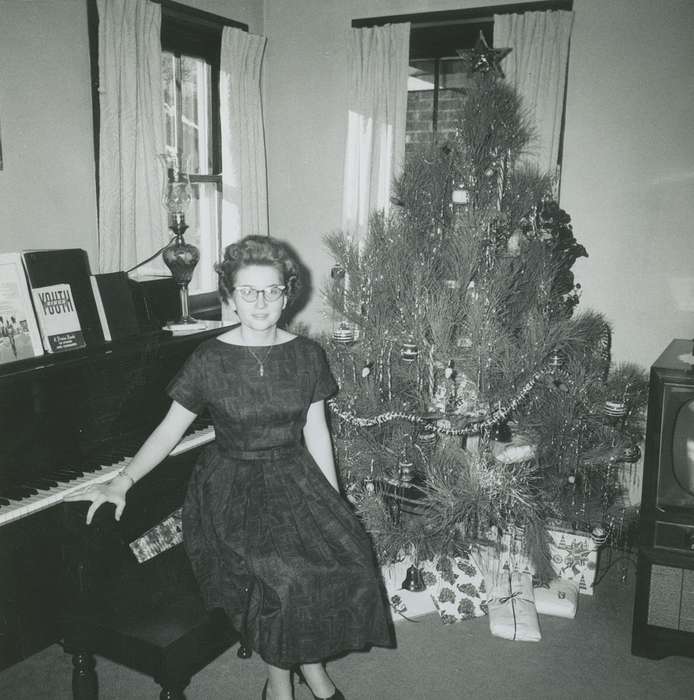 christmas tree, Holidays, Iowa History, living room, piano, Iowa, Homes, Centerville, IA, Kozak (Apgar ), Carol, Religion, history of Iowa, christmas