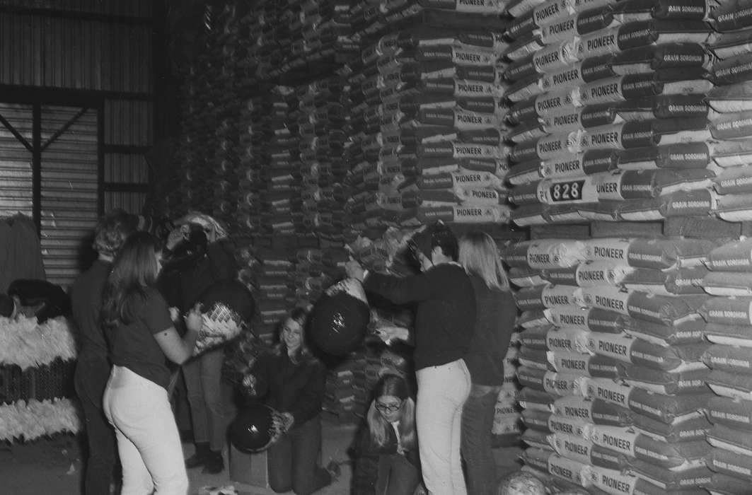 Iowa, grain, IA, United States, Photos, historic, Coon Rapids, Farms, history, Entertainment, balloons, parade float, Coon Rapids Enterprise, children, Children, ia