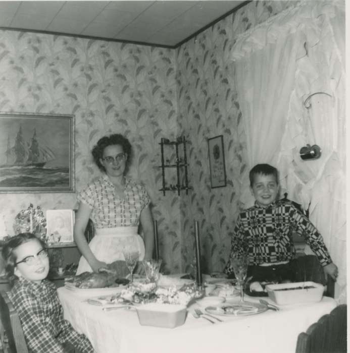 table, Homes, Children, Iowa, Iowa History, Food and Meals, Portraits - Group, Holidays, Mason City, IA, Families, Yezek, Jody, history of Iowa, thanksgiving