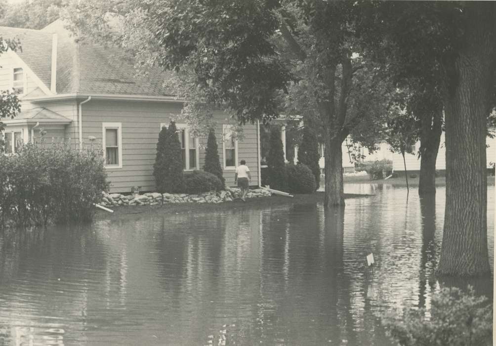 Waverly Public Library, Floods, Iowa, Iowa History, history of Iowa, Homes, Waverly, IA, sandbag, trees, shrubs