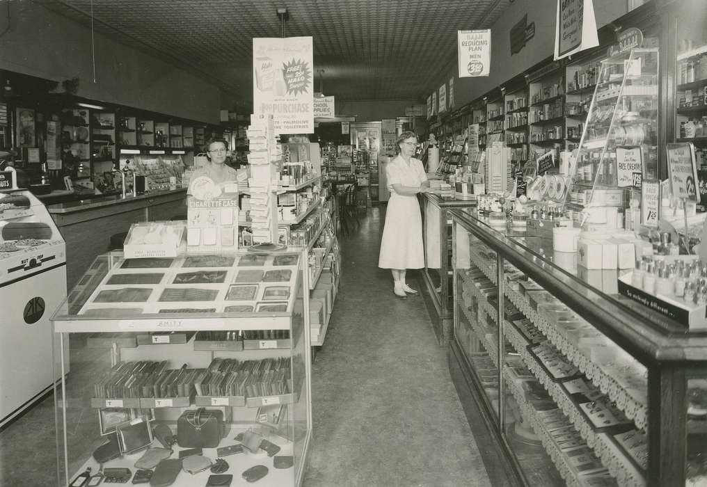 advertisement, Labor and Occupations, Businesses and Factories, Cities and Towns, Portraits - Group, Main Streets & Town Squares, display, Coon Rapids Enterprise, case, wallet