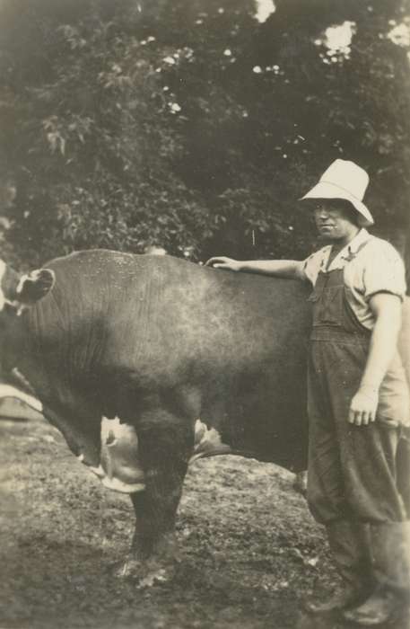 scottish bull, Mortenson, Jill, prize, Animals, hat, Farms, Portraits - Individual, bull, Iowa History, Iowa, overalls, Macey, IA, history of Iowa