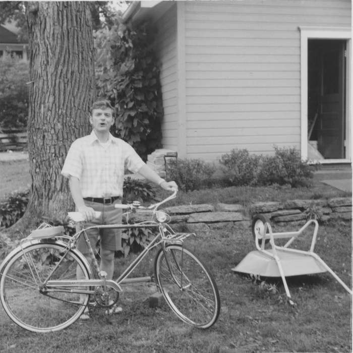 bike, Outdoor Recreation, history of Iowa, bicycle, Portraits - Individual, Iowa, Iowa History, Cedar Rapids, IA, wheelbarrow, Karns, Mike