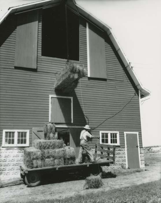 history of Iowa, farmer, hay bale, Iowa, Iowa History, Farms, Barns, flatbed trailer, Labor and Occupations, Waverly Public Library, barn