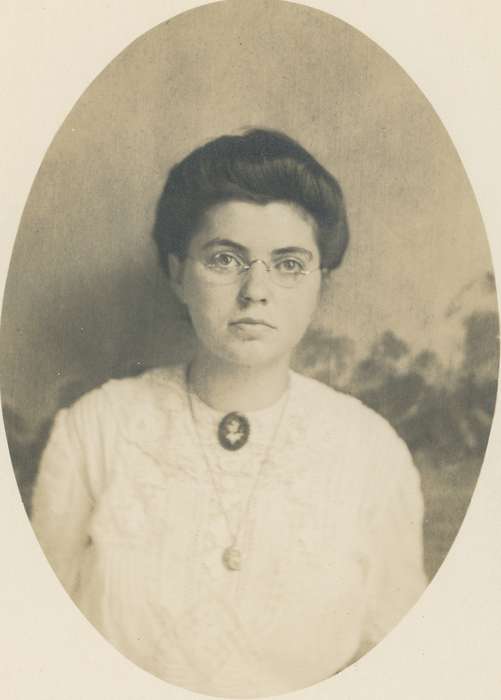 Portraits - Individual, glasses, Meyer, Mary