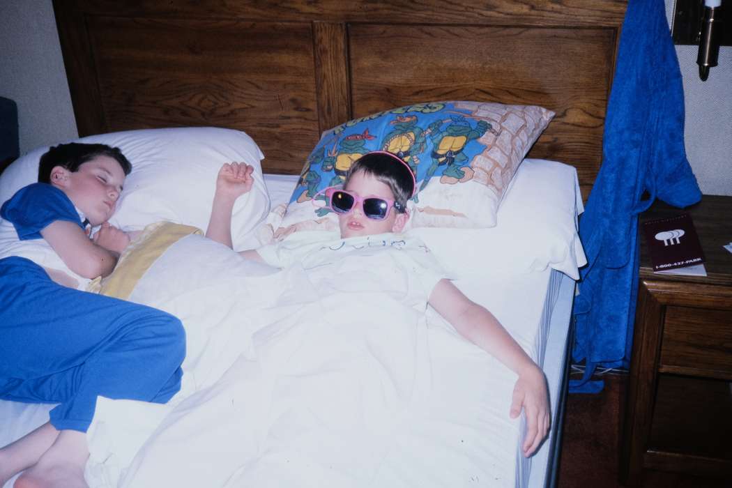 ia, second grade missouri trip, Schools and Education, Iowa, history, Photos, Coon Rapids Enterprise, Children, missouri trip, historic, sunglasses, United States, MO, school trip