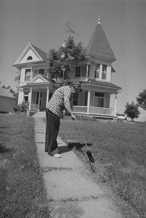 rake, yardwork, lawn, Homes, Douds, IA, history of Iowa, porch, Iowa History, yard, house, tv antenna, Labor and Occupations, Iowa, Lemberger, LeAnn