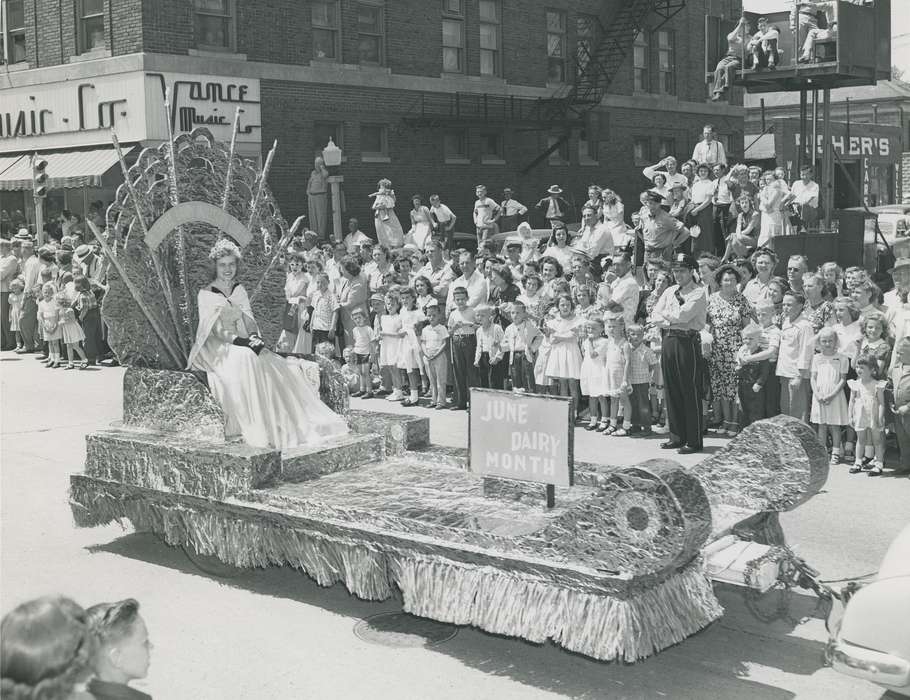 parade float, music store, Motorized Vehicles, Photos, history, ia, parade, historic, Iowa, float, national cattle congress, cattle congress, IA, Cities and Towns, Black Hawk, Waterloo, Fairs and Festivals, Grout Museum of History and Science, United States, dairy princess