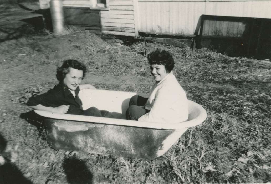 bathtub, Iowa, Iowa History, Leisure, Portraits - Group, silly, Herndon, IA, Bergmann, Elizabeth, history of Iowa, Farms