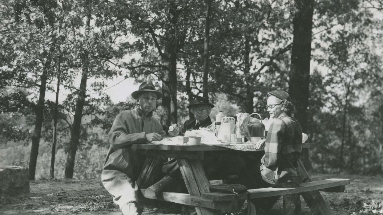 picnic, Chattanooga, TN, Iowa, McMurray, Doug, Iowa History, Leisure, Food and Meals, Portraits - Group, history of Iowa, picnic table