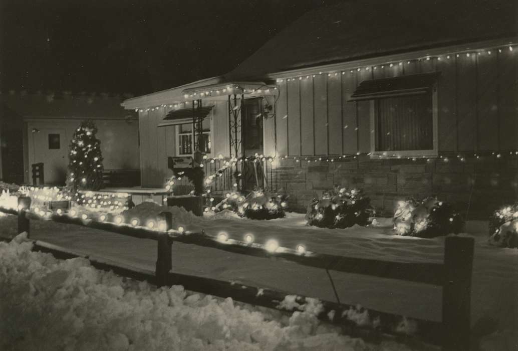 Waverly Public Library, house, Homes, Winter, Iowa, Iowa History, Holidays, Waverly, IA, history of Iowa, christmas lights