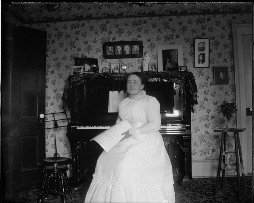 piano, Homes, Portraits - Individual, Anamosa Library & Learning Center, Iowa, IA, Iowa History, history of Iowa