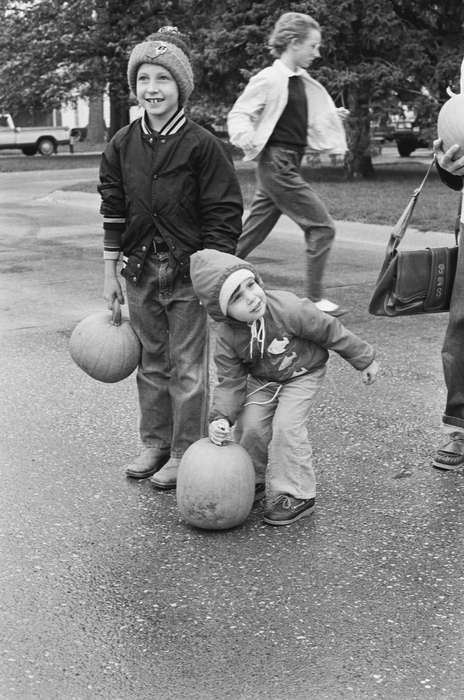 coats, Cities and Towns, Coon Rapids Enterprise, Coon Rapids, pumpkin, Iowa, historic, Photos, United States, street, ia, history, Children, IA, Leisure