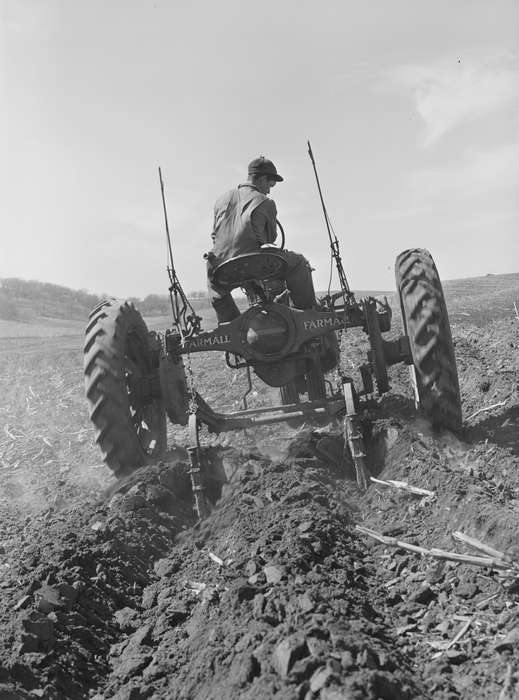 Iowa History, Labor and Occupations, tractor, Motorized Vehicles, history of Iowa, farming, Iowa, tiller, Library of Congress, farmer