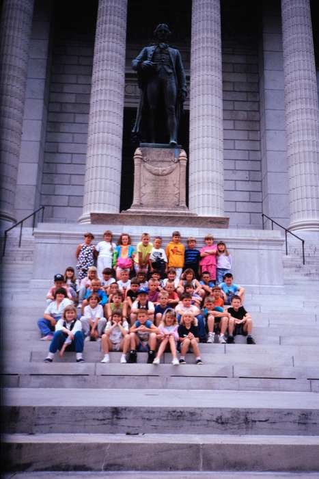 ia, statue, second grade missouri trip, Iowa, history, field trip, Photos, Coon Rapids Enterprise, Portraits - Group, Children, missouri trip, historic, United States, MO, school trip