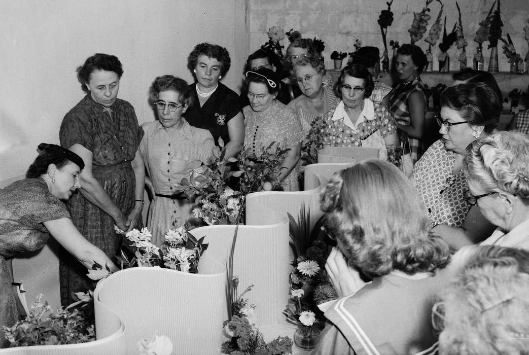 vase, flowers, bouquet, old women, Iowa, IA, United States, Photos, historic, Coon Rapids, Fairs and Festivals, history, ia, Coon Rapids Enterprise