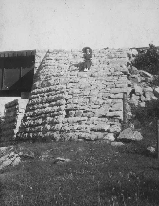 stone wall, Iowa, sun hat, King, Tom and Kay, Iowa History, history of Iowa, Leisure, Portraits - Individual, IA